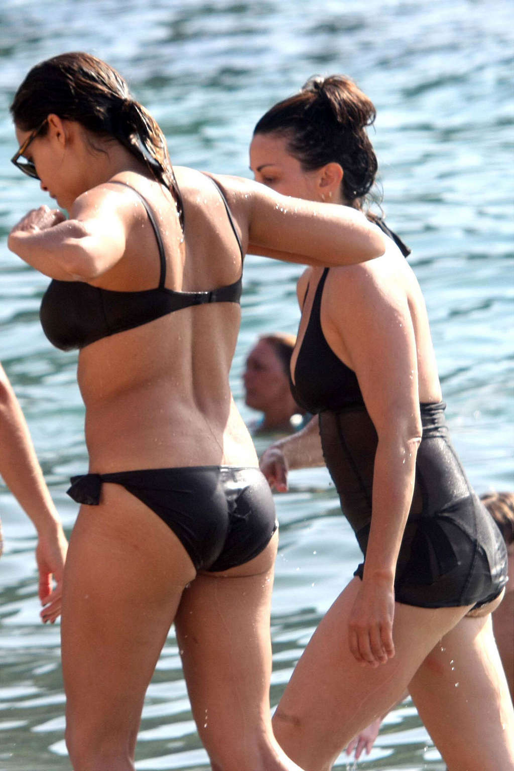 Rosario dawson genießt am Pool und zeigt ihre riesigen Titten sehr sexy Fotos
 #75375909