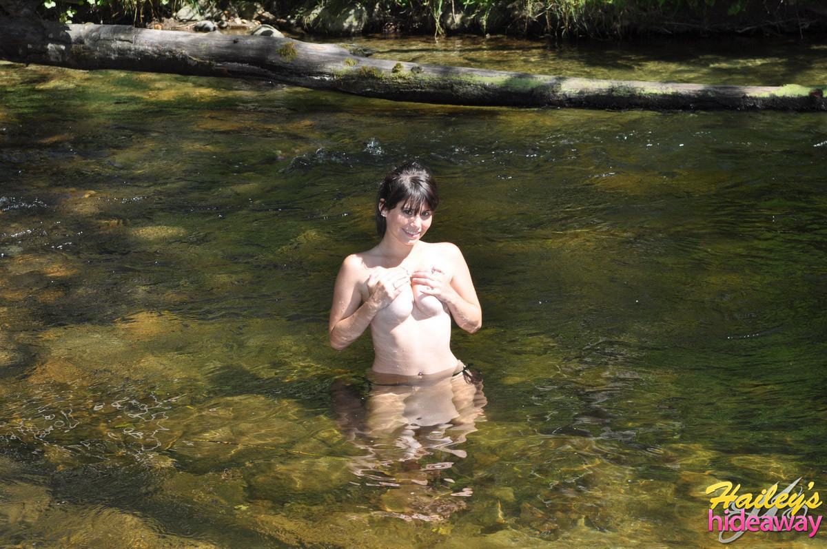 Jeune aux gros seins en bikini à la rivière
 #73138586
