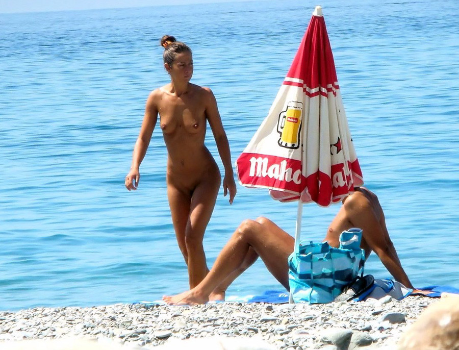 Ragazze nudiste si stendono al sole completamente esposte
 #72244580