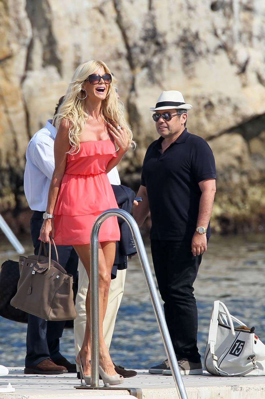 Victoria Silvstedt sexy e con le gambe in mini gonna rossa, foto dei paparazzi
 #75303751