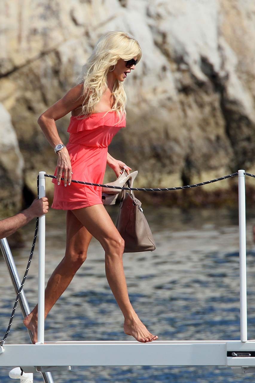 Victoria silvstedt sexy et jambes en mini jupe rouge photos paparazzi
 #75303759