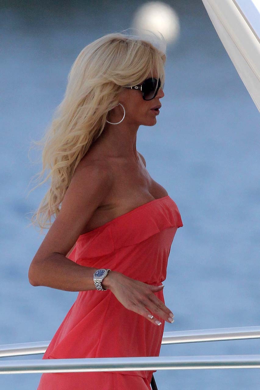 Victoria silvstedt con una minifalda roja, sexy y con piernas largas
 #75303775