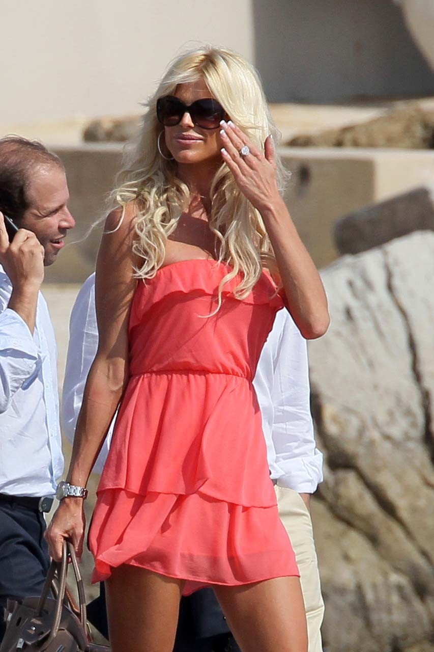 Victoria silvstedt sexy et jambes en mini jupe rouge photos paparazzi
 #75303807