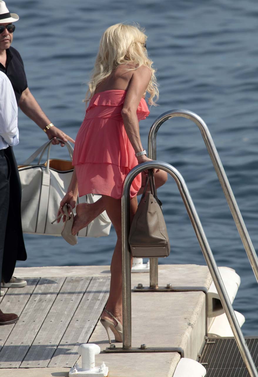 Victoria silvstedt sexy et jambes en mini jupe rouge photos paparazzi
 #75303817