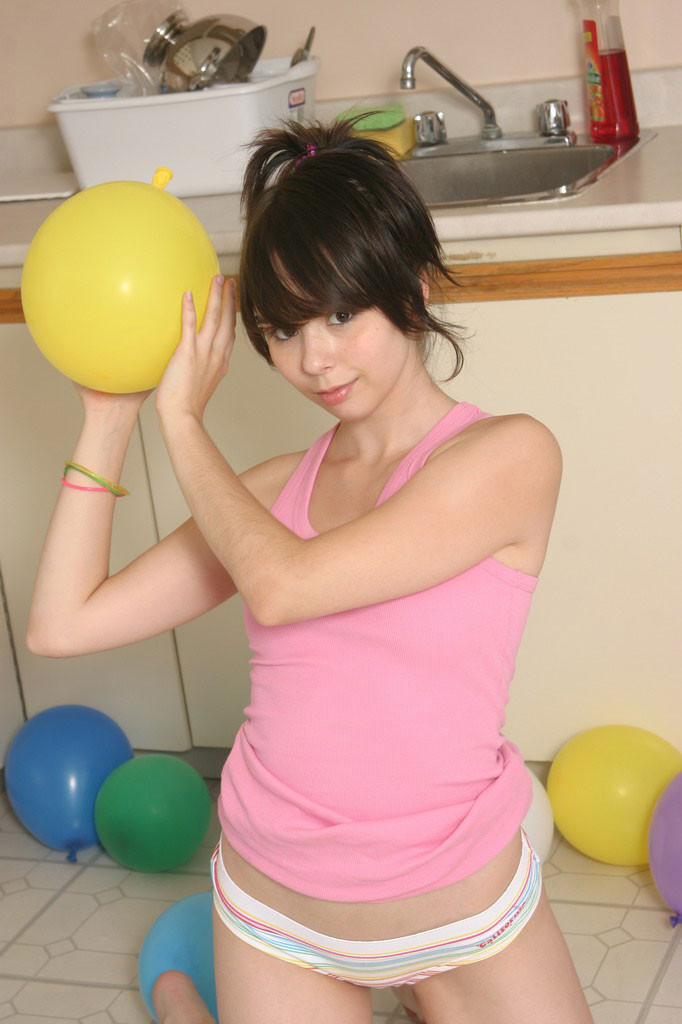Joven ama jugar con globos
 #67505094