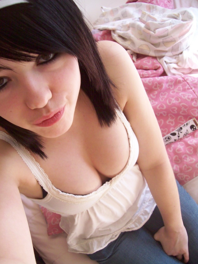 Sinful eighteen year girlfriends old next door in homemade pix #79422569