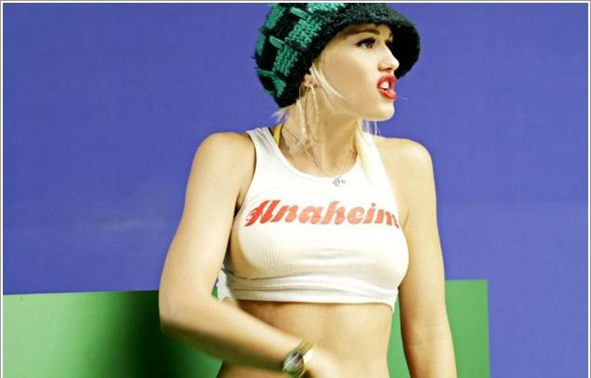 Celebrity babe Gwen Stefani nipple slip in public #75420675