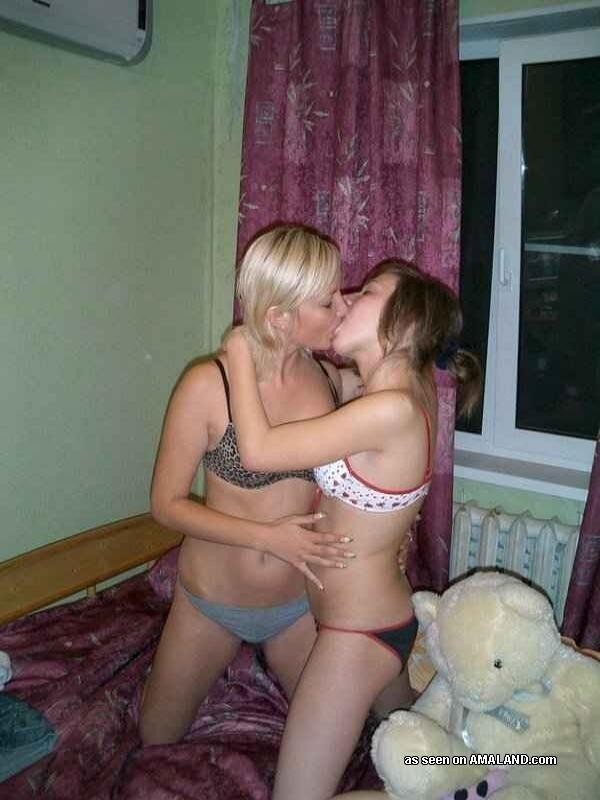 Lesbianas amateurs y traviesas que se vuelven salvajes para la cámara
 #77030423