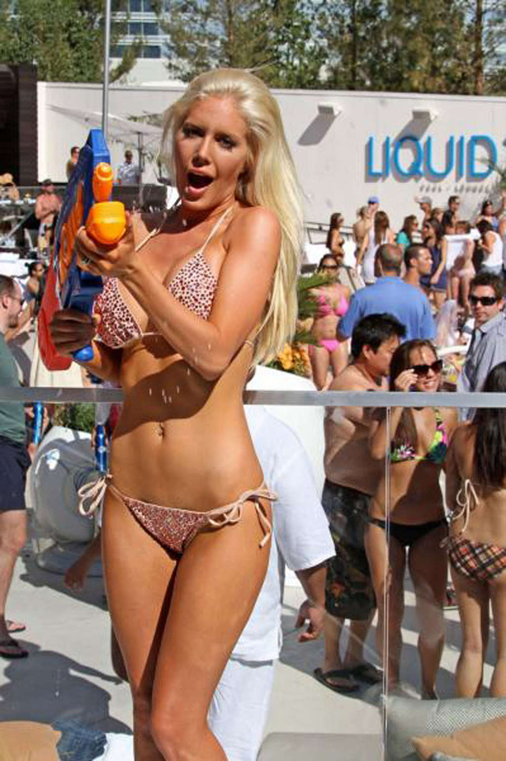 Heidi montag entblößt sexy Körper und riesige Brüste am Pool
 #75352398