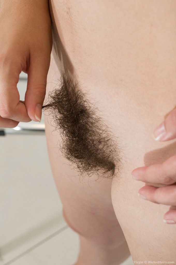 Virgen se desnuda en su balcón
 #77282053