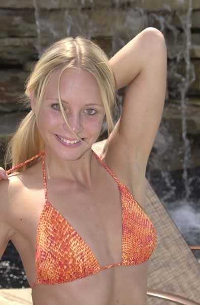 Adorable Blondine beim Sonnenbaden
 #73213644