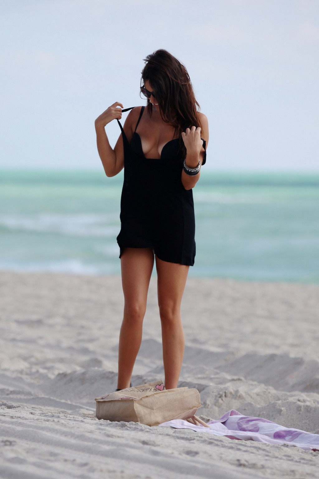 クラウディア・ロマーニ、マイアミ・ビーチで黒のTバック水着を着て体のラインを見せる
 #75250910
