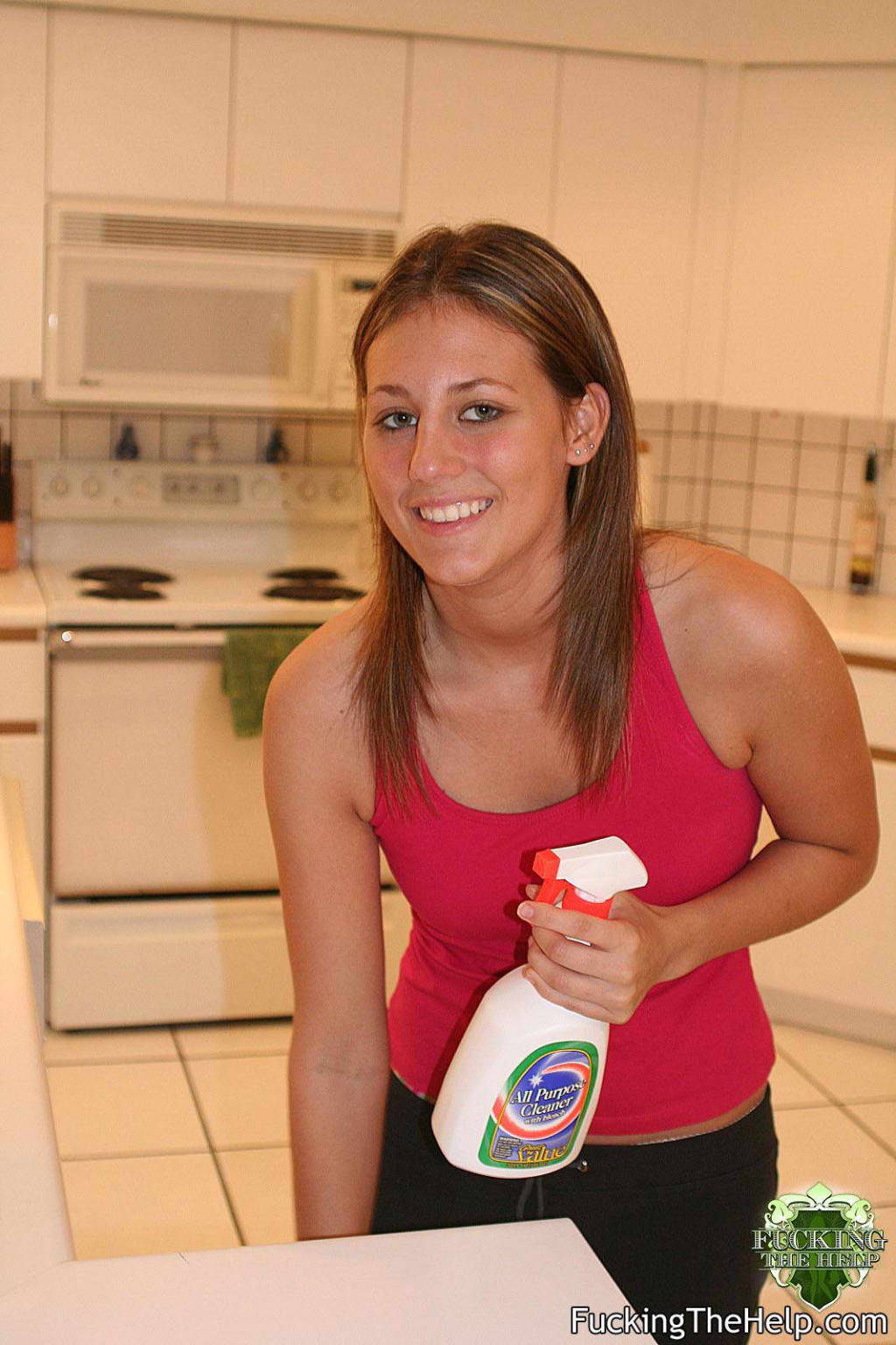 Mujer de limpieza aplica sus técnicas a un pene
 #67727392