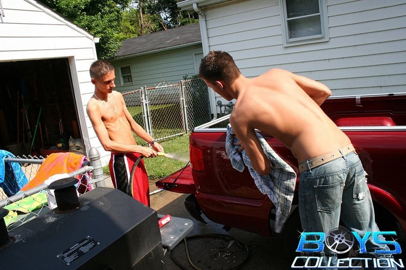 Deux garçons sportifs font équipe pour laver leur camion rouge et finissent par sucer des bites et éjaculer.
 #76961571