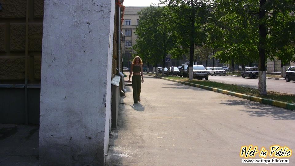 緑の服を着た金髪のスリムな売春婦が公衆の面前でパンツの中に小さな仕事をする
 #73241091