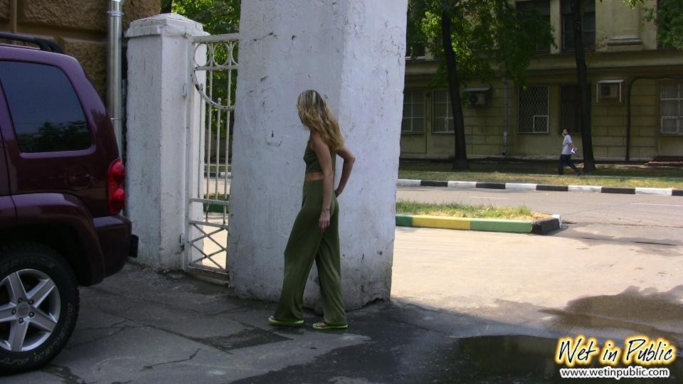 緑の服を着た金髪のスリムな売春婦が公衆の面前でパンツの中に小さな仕事をする
 #73241142