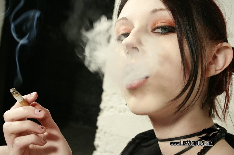 リズは、悪質な喫煙と彼女のプッシーを示す
 #79054766