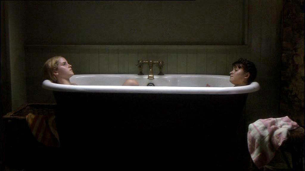 Emma Watson upskirt e completamente nuda nella vasca da bagno
 #75389160