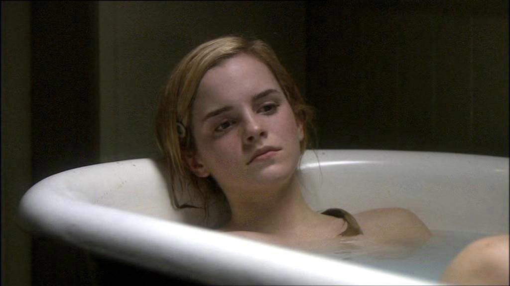Emma watson en jupe haute et entièrement nue dans une baignoire
 #75389164
