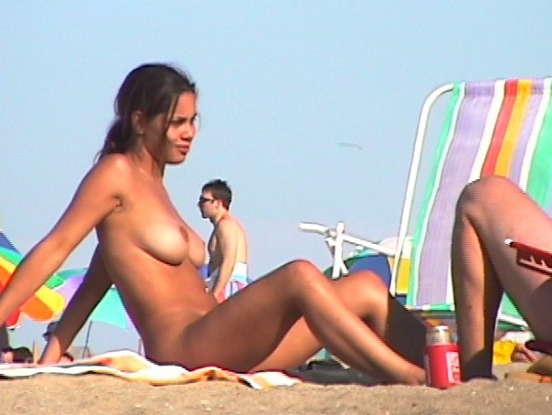 De jeunes nudistes étonnants se touchent le corps.
 #72252811