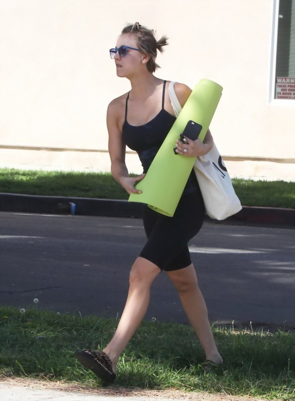 Kaley Cuoco Busty And Booty In Tiny Top And Leggings Leaving A Yoga Class In She