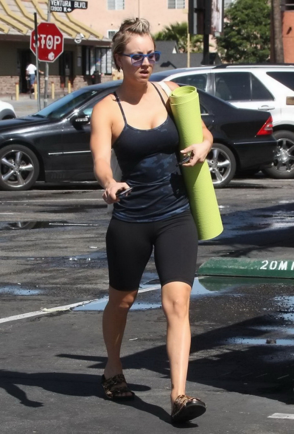 Kaley cuoco busty and booty in tiny top and leggings leaving a yoga class in she
 #75169350