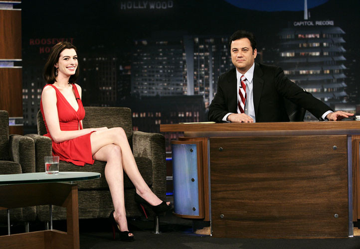 Anne hathaway mostrando sus piernas en minifalda roja
 #75404970