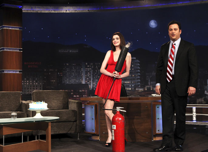 Anne Hathaway che mostra le sue gambe in mini gonna rossa
 #75404996