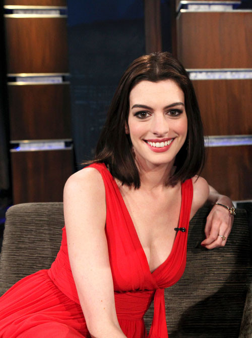 Anne Hathaway showing her legs in red mini skirt #75405025