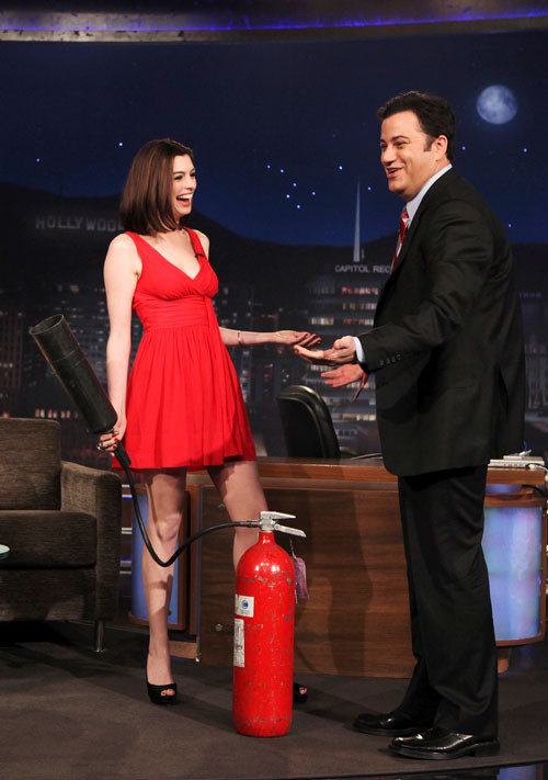 Anne Hathaway che mostra le sue gambe in mini gonna rossa
 #75405048