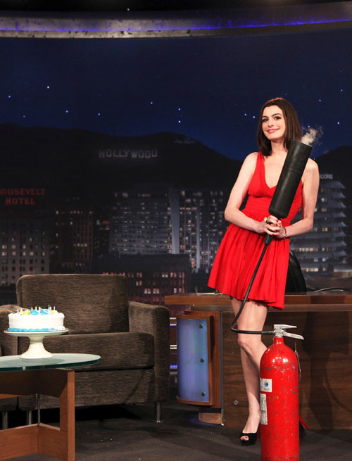 Anne Hathaway che mostra le sue gambe in mini gonna rossa
 #75405055