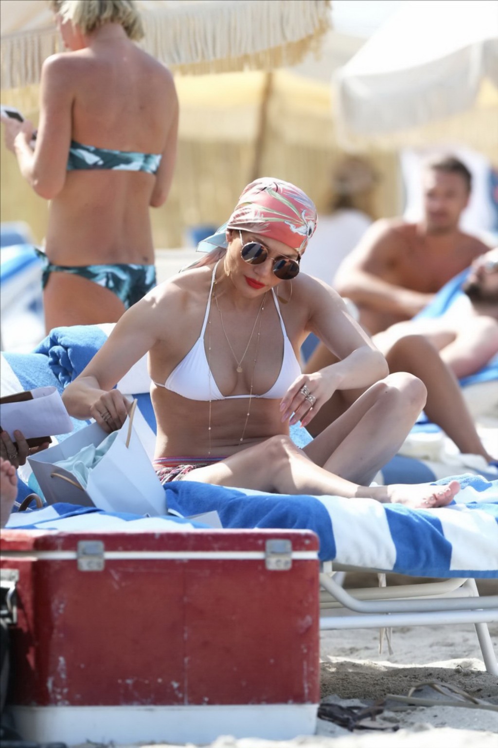Jennifer Lopez im weißen Bikini am Strand in Miami
 #75142934