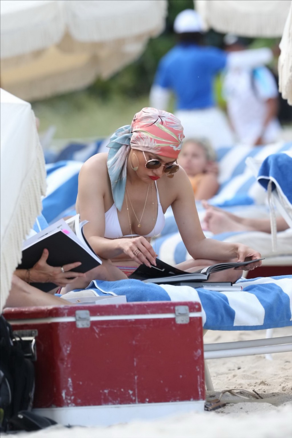 Jennifer lopez en bikini blanco en la playa de miami
 #75142952