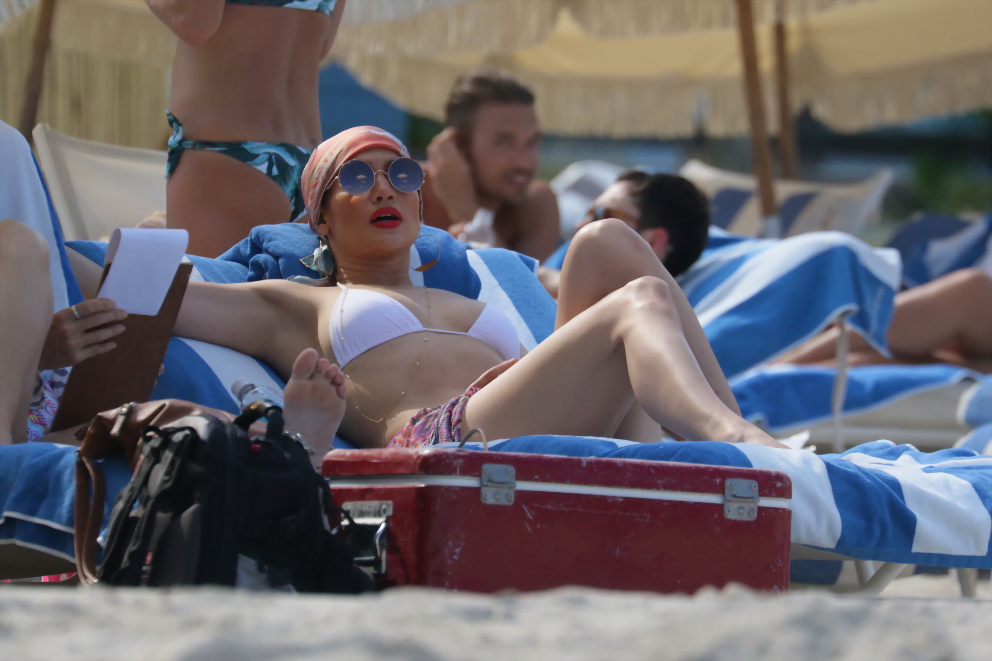 Jennifer lopez en bikini blanco en la playa de miami
 #75142968