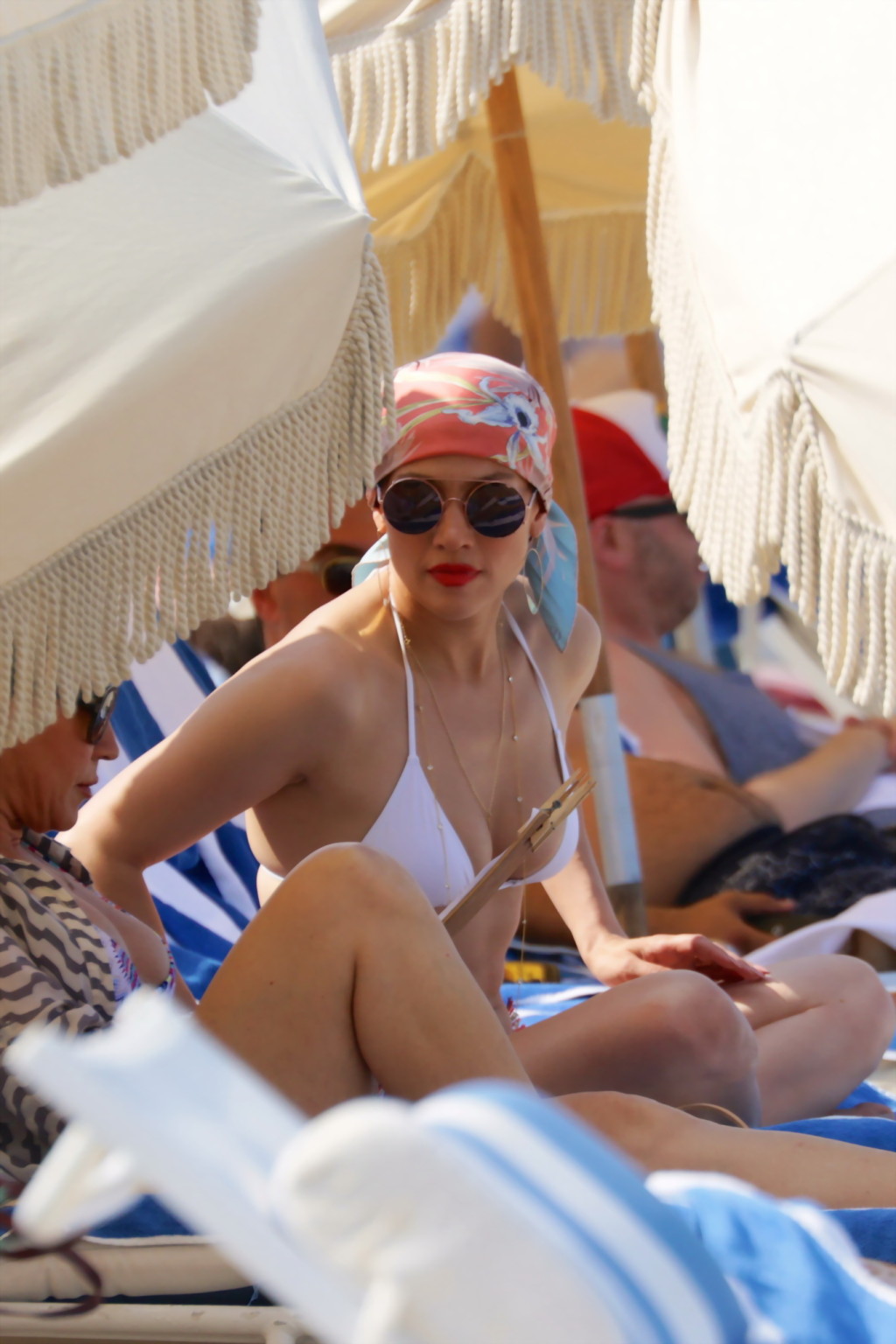 Jennifer Lopez im weißen Bikini am Strand in Miami
 #75143001