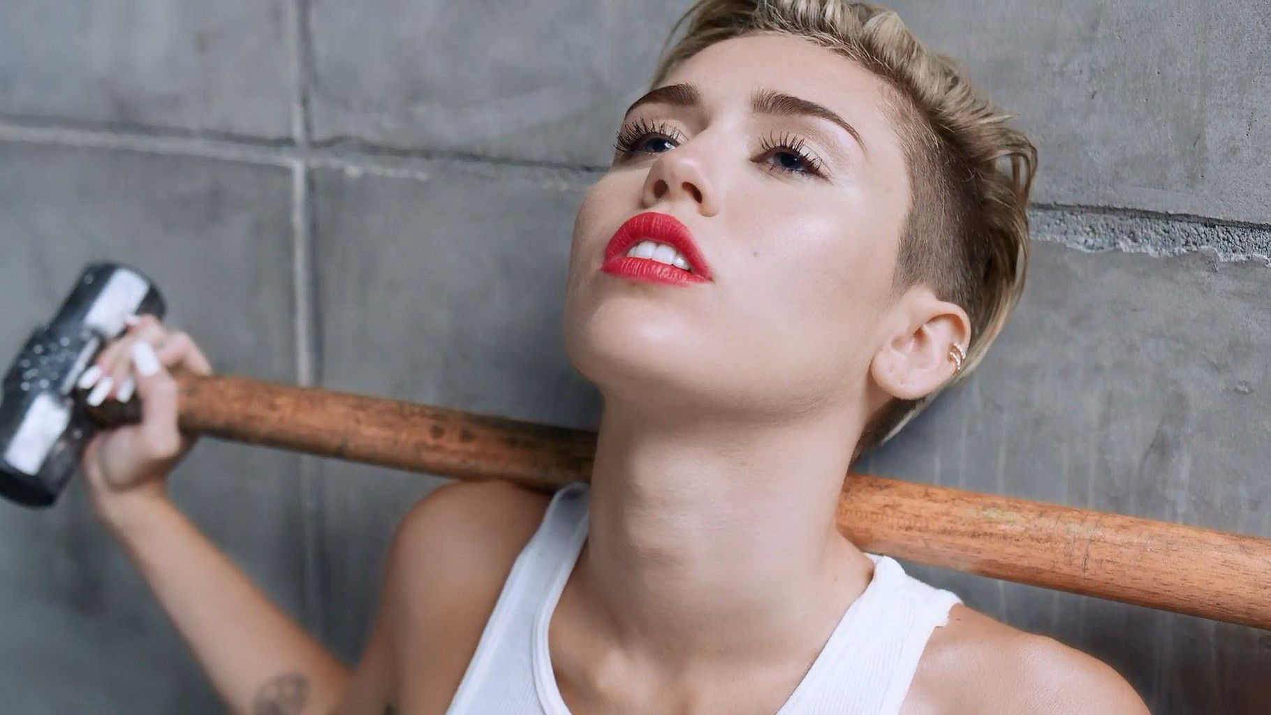 Miley Cyrus montre son corps entièrement nu lors du tournage du clip de Wrecking Ball.
 #75219375