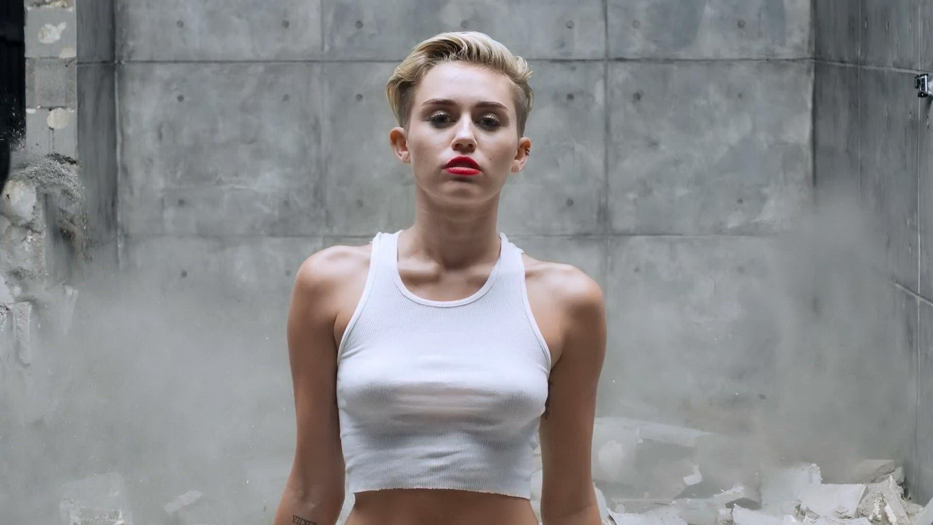Miley Cyrus shows off her fully naked body while filming Wrecking Ball music vid #75219382