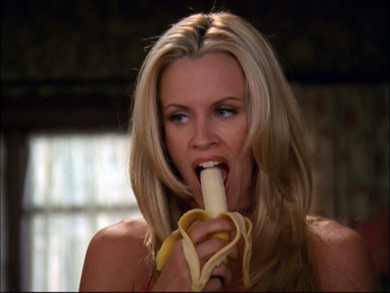 Jenny mccarthy succhiare la banana e guardare sexy in bikini nero
 #75312725