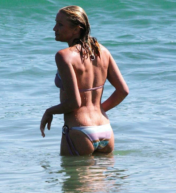 Cameron diaz tétons durs et cul sexy en bikini
 #75420453