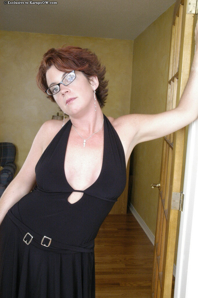 Kurzhaarige reife Dame mit sexy Brille posiert
 #77695731