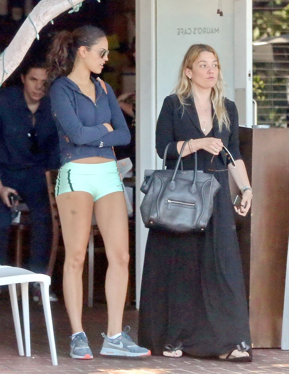 Eiza gonzalez muestra su trasero y cameltoe en shorts mientras compra en west ho
 #75186886