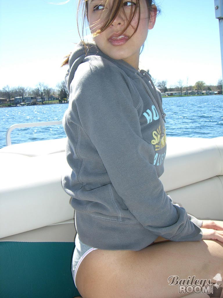 ボートの上で日光浴をしている本物のアマチュアティーンの女の子
 #78615778