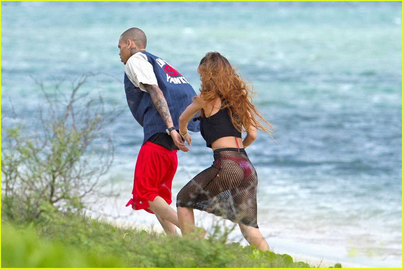 Rihanna en bikini bas résille montrant ses fesses à hawaii pour son anniversaire.
 #75240798