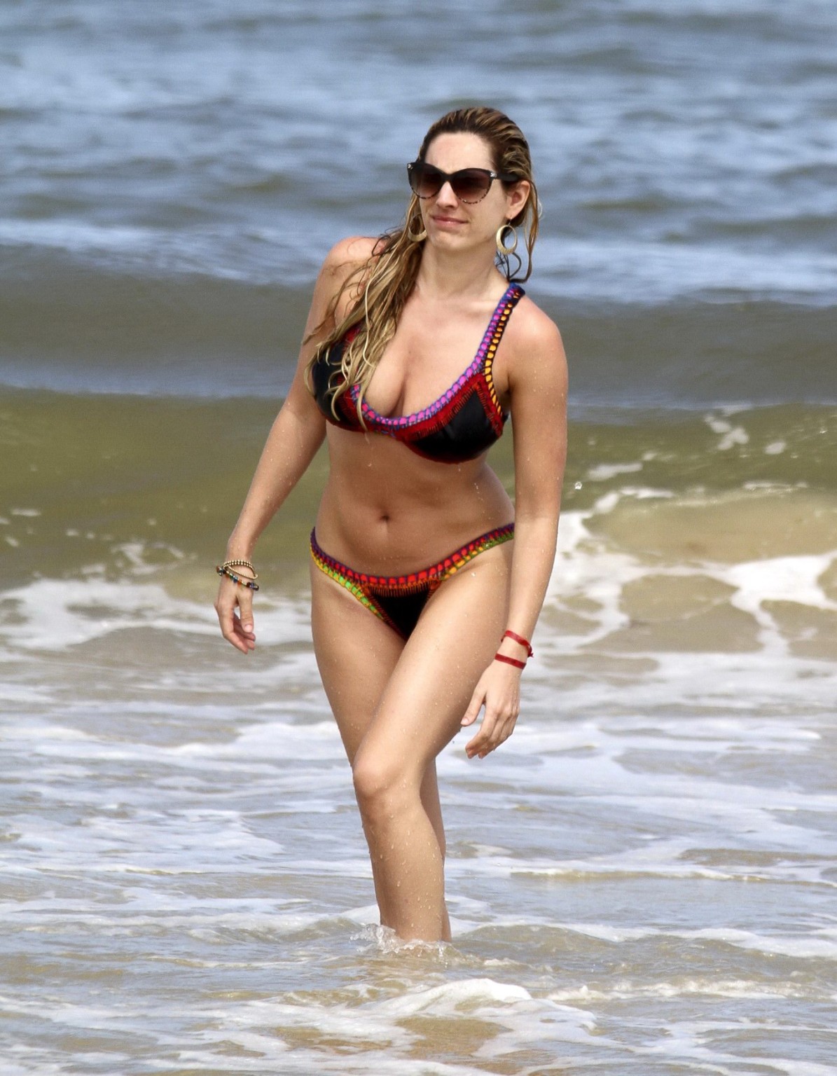Kelly brook zeigt ihren kurvigen Bikinikörper am Strand von Ibiza
 #75274623