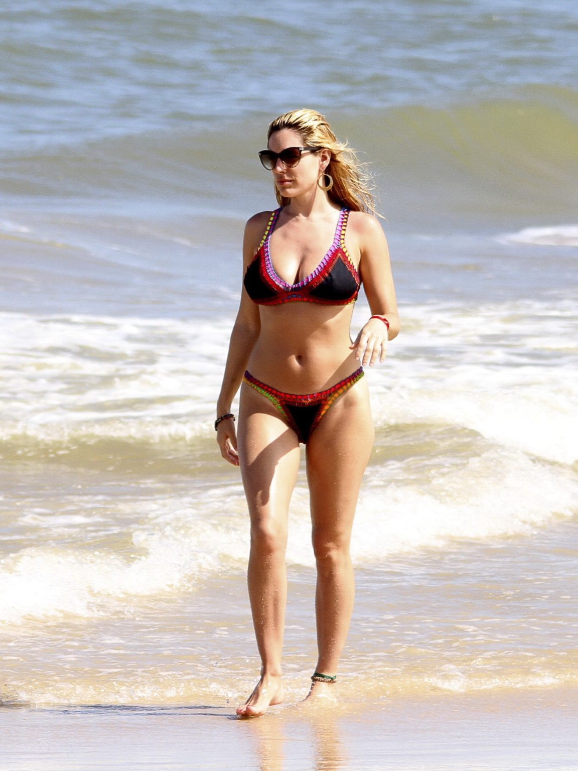 Kelly brook zeigt ihren kurvigen Bikinikörper am Strand von Ibiza
 #75274673