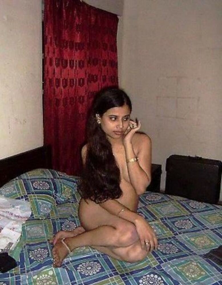 露出したインド人女性のポージングとファックギャラリー3
 #77764251