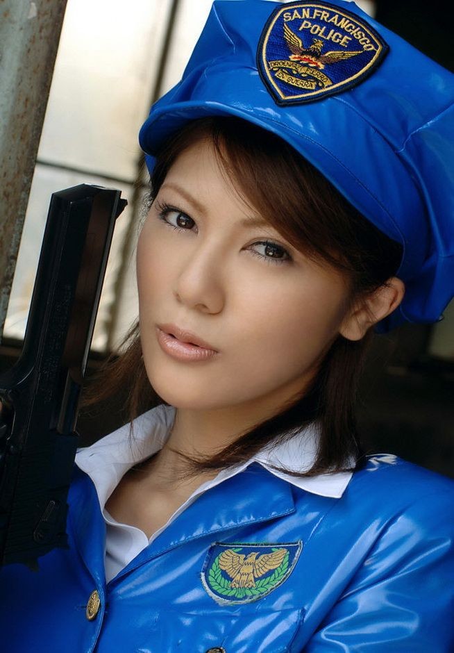 La jolie japonaise Anna pose en uniforme et montre ses seins.
 #69759470