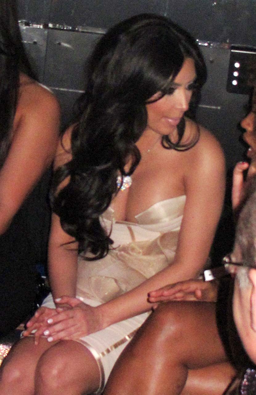 Kim Kardashian exposant son corps sexy et ses énormes seins.
 #75309854