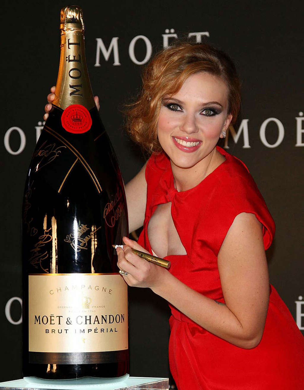 Scarlett Johansson cleavage #75377135