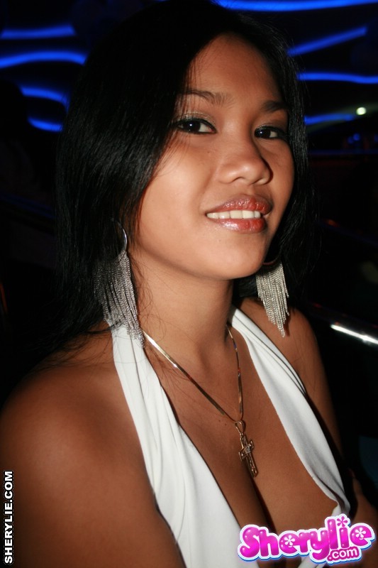 Sherylie asiática caliente en un bar
 #69981897